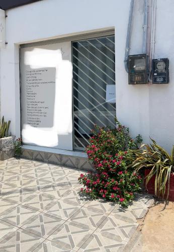 un bâtiment avec une fenêtre fleurie devant lui dans l'établissement Studio 94, à Parauapebas