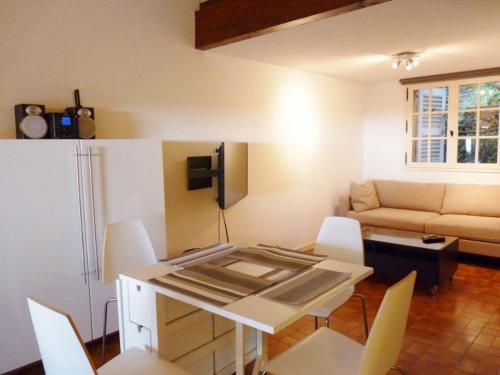 un salon avec une table, des chaises et un canapé dans l'établissement Charmant mas 4 personnes avec piscine et parking à La Croix-Valmer - FR-1-726-60, à La Croix-Valmer