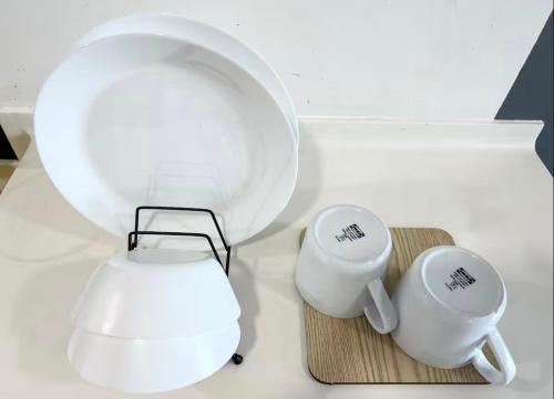 セティア・アラムにあるMiu's Cozy Stay at Trefoil Setia Cityのまな板の上に2つのカップが置かれた白い家電製品