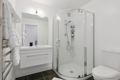 O baie la Leafy Wadestown Retreat Near CBD, Stadium, Ferry and Free Double Garage