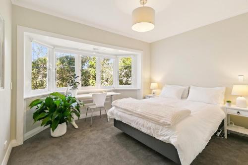 Un pat sau paturi într-o cameră la Leafy Wadestown Retreat Near CBD, Stadium, Ferry and Free Double Garage