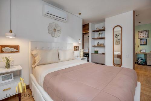 a bedroom with a large white bed in a room at Morph 1201 - Elegant/Modern Apt in Poblado in El Poblado