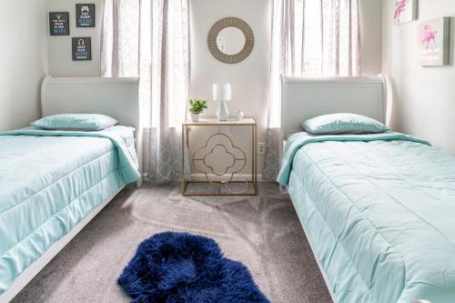 Katil atau katil-katil dalam bilik di Stylish Haven near the Airport