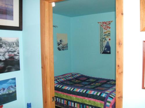 a small bedroom with a bed in a mirror at Cook's Place in Tok