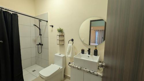 bagno con lavandino e specchio. di Cana Life Tropical Haven Villa a Punta Cana