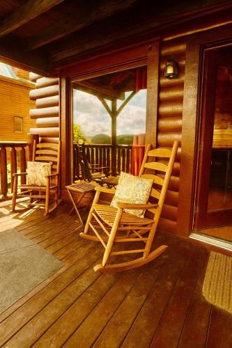 Imagen de la galería de Spacious Cabin -View, Pool Table, Arcade & Hot Tub, en Sevierville
