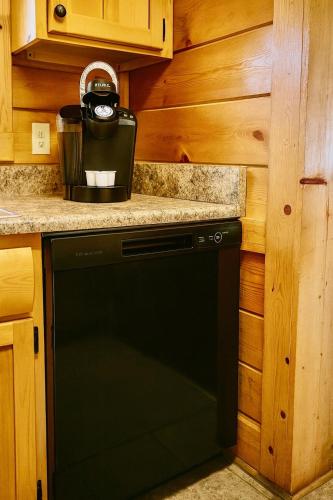 Una cocina o zona de cocina en Spacious Cabin -View, Pool Table, Arcade & Hot Tub