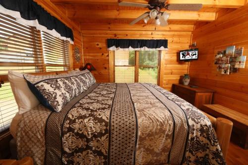 Cama o camas de una habitación en Spacious Cabin -View, Pool Table, Arcade & Hot Tub