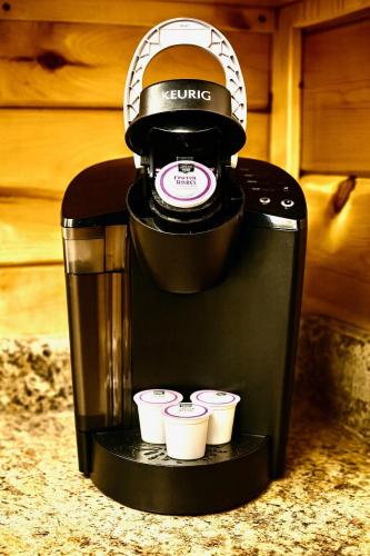 Utensilios para hacer té y café en Spacious Cabin -View, Pool Table, Arcade & Hot Tub