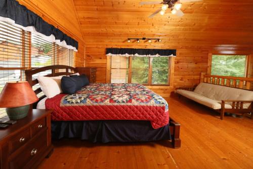 Cama o camas de una habitación en Spacious Cabin -View, Pool Table, Arcade & Hot Tub