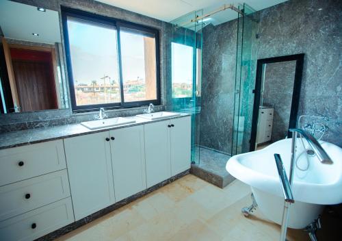 Ένα μπάνιο στο Appartement XXL résidence privée piscine Dar Dmana