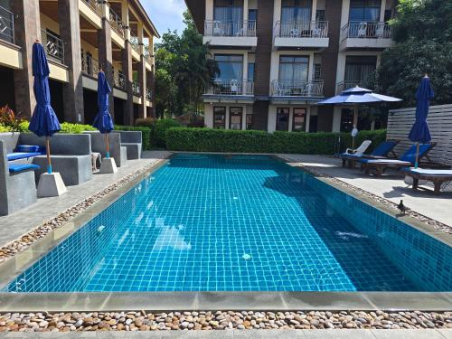 una piscina frente a un edificio en H&Y Chaweng, en Koh Samui 