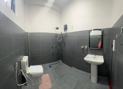 a bathroom with a toilet and a sink at Sigiri Rock View Lodge in Sigiriya
