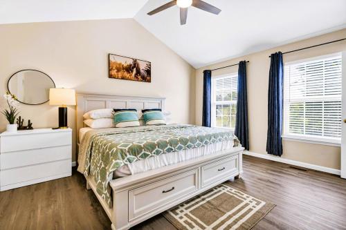 セントルイスにあるSpacious 4BR Retreat Near Tower Grove, SLU and Attractions!のベッドと天井扇風機のある寝室