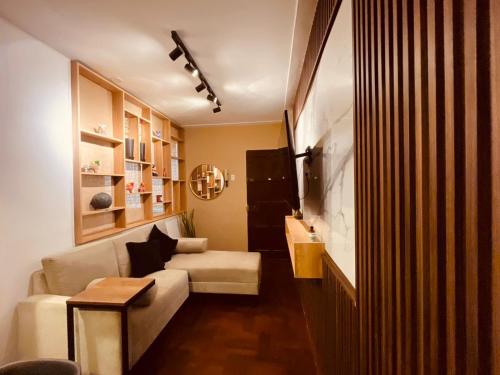 ein Wohnzimmer mit Couch und Tisch in der Unterkunft Céntrico Dpto Puca Lima a 2 cuadras de Hospital Rebagliati y Real Plaza Salaverry in Lima