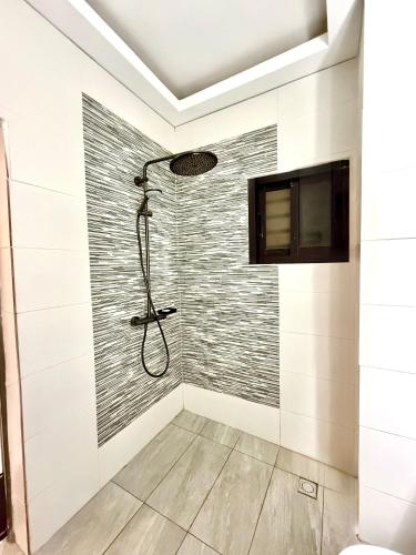 Ένα μπάνιο στο APPARTEMENT MODERNE AVEC PISCINE-ASCENSEUR DEUX PLATEAU,abidjan