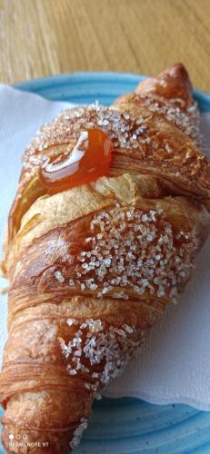 La Marina Resort في Pontida: قطعة من المعجنات المنتفخة على طبق أزرق