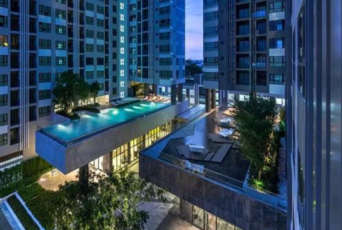 Una vista aérea de un edificio con piscina. en 22芭提雅市中心2卧室套房 海景无边泳池 繁华街道, en Pattaya central