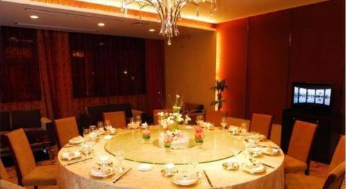 a large dining room with a large table and chairs at New Century Hangzhou Qiandao Lake Longting Hotel in Thousand Island Lake