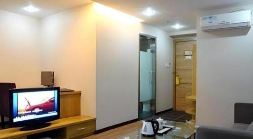 a living room with a flat screen tv in a room at Super 8 Hotel Fuzhou Jinjishan in Fuzhou