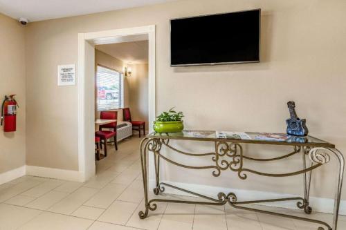 TV a/nebo společenská místnost v ubytování Rodeway Inn & Suites