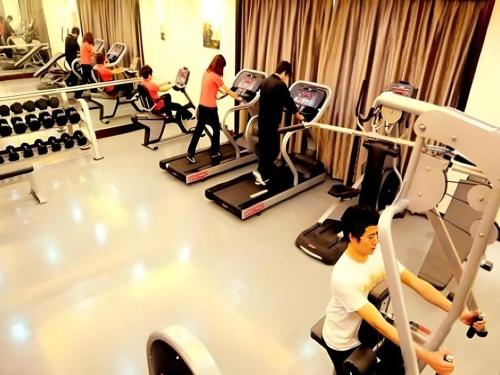 a group of people exercising in a gym at Jinjiang Grandlink Hotel in Quanzhou