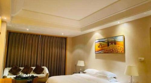 a hotel room with two beds and a window at Jinjiang Grandlink Hotel in Quanzhou