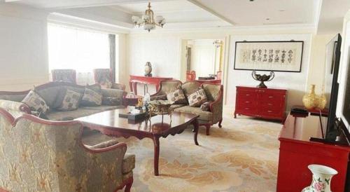 a living room with a couch and a table at Jiaxing Sunshine Hotel in Jiaxing