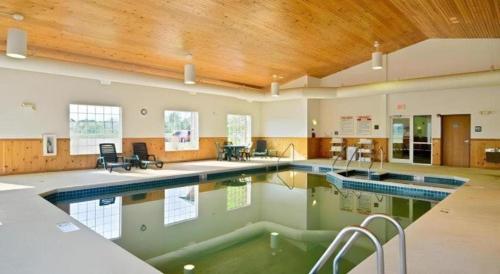 a large swimming pool in a large room at Jinhua World Trade Hotel in Jinhua
