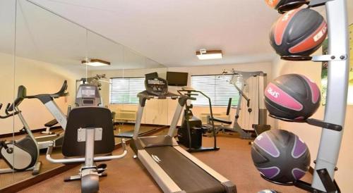 a gym with several exercise equipment in a room at Jinhua World Trade Hotel in Jinhua
