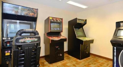 a room with two arcade games and two video games at Jinhua World Trade Hotel in Jinhua