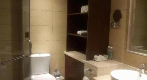 Ένα μπάνιο στο Metropark Hotel