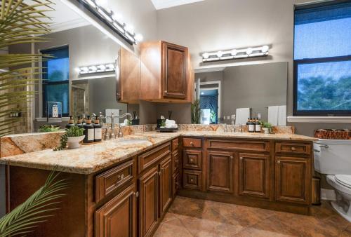 Un baño con un lavabo grande y un inodoro. en Gaspar's Luxury Estate, en Tampa