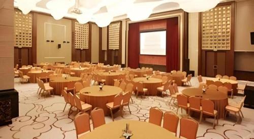 a large room filled with tables and chairs at Wuhan Soluxe Hotel in Wuhan