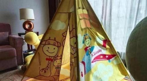 a birthday party tent sitting in a living room at Wuhan Soluxe Hotel in Wuhan