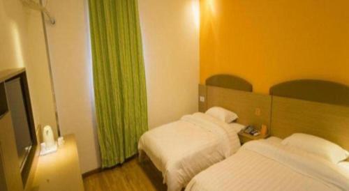 Ένα ή περισσότερα κρεβάτια σε δωμάτιο στο 7 Days Inn Ya'an Langqiao Pedestrian Street Center