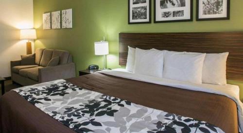 Postel nebo postele na pokoji v ubytování Sleep Inn & Suites