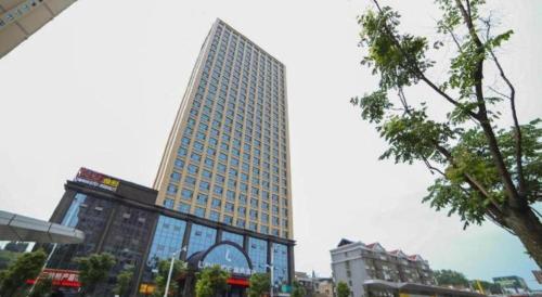 a tall building in the middle of a city at Lavande Hotel Yichang Railway East Station Branch in Yichang