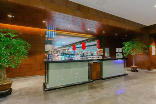 a restaurant with a counter in a building at Yongzhou Chuang Fa Cheng XiaoXiangYi Hotel in Guzhuting