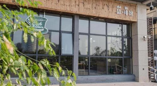 a large window of a coffee shop at James Joyce Coffetel Wuhu Wanzhi High-Speed Railway Station in Wanzhi