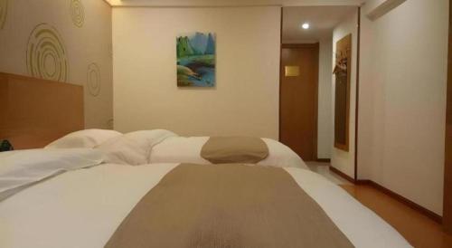 Ένα ή περισσότερα κρεβάτια σε δωμάτιο στο GreenTree Inn Xuancheng Jingxian Wannan First Street Express Hotel