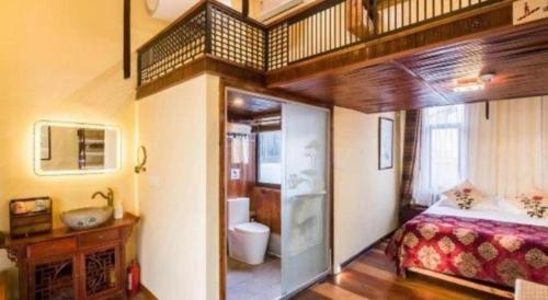 Ένα ή περισσότερα κρεβάτια σε δωμάτιο στο The Courtyard Suzhou Inn Hemu Branch