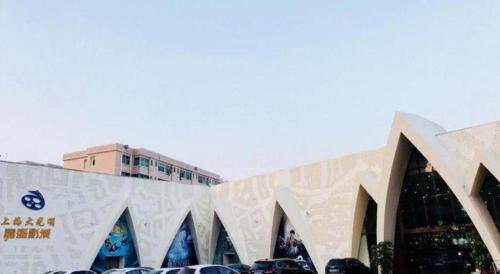 a bridge with cars parked in front of a building at Li An Hotel Shantou Xiashan Central Bus Station Branch in Shantou