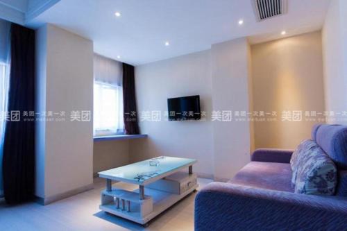 a living room with a couch and a coffee table at City Comfort Inn Wuhan Ikea in Wuhan