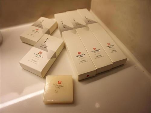 a group of white boxes sitting on a table at Borrman Hotel Zhanjiang Shimao Building High-speed Railway Station in Zhanjiang
