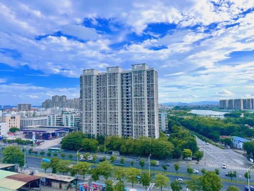a large apartment building in a city with a park at City Comfort Inn Shantou Daxue Road in Shantou