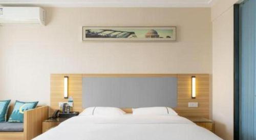 a bedroom with a large white bed in a room at City Comfort Inn Shantou Daxue Road in Shantou