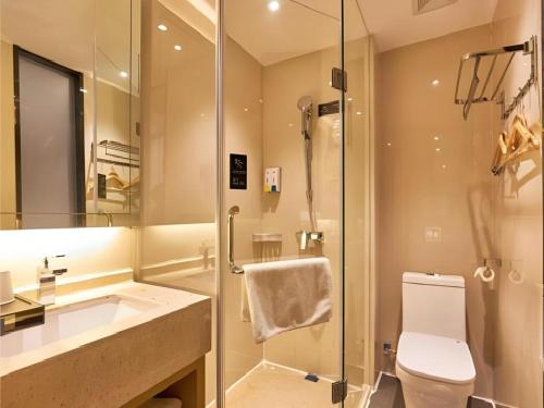 a bathroom with a toilet and a sink and a shower at City Comfort Inn Liuzhou Wuling Liutai Road in Liuzhou
