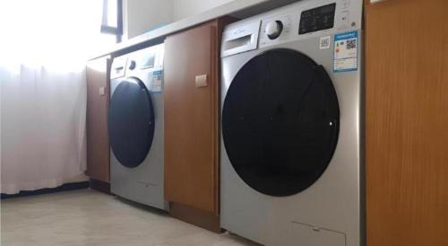 two washing machines sitting next to each other at City Comfort Inn Hainan Tunchang Changsheng Road 
