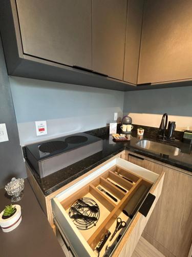 a kitchen with a stove and a counter top at Studio moderno e novo - Uni Home 405 - Boa Viagem in Niterói